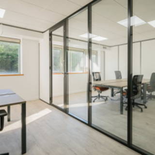 Bureau privé 15 m² 2 postes Coworking Rue Jeanne Braconnier Meudon 92360 - photo 3